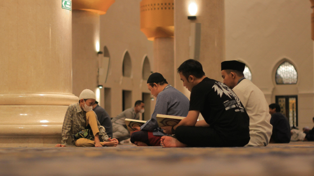 light green and black modern finance blog youtube thumbnails (4)