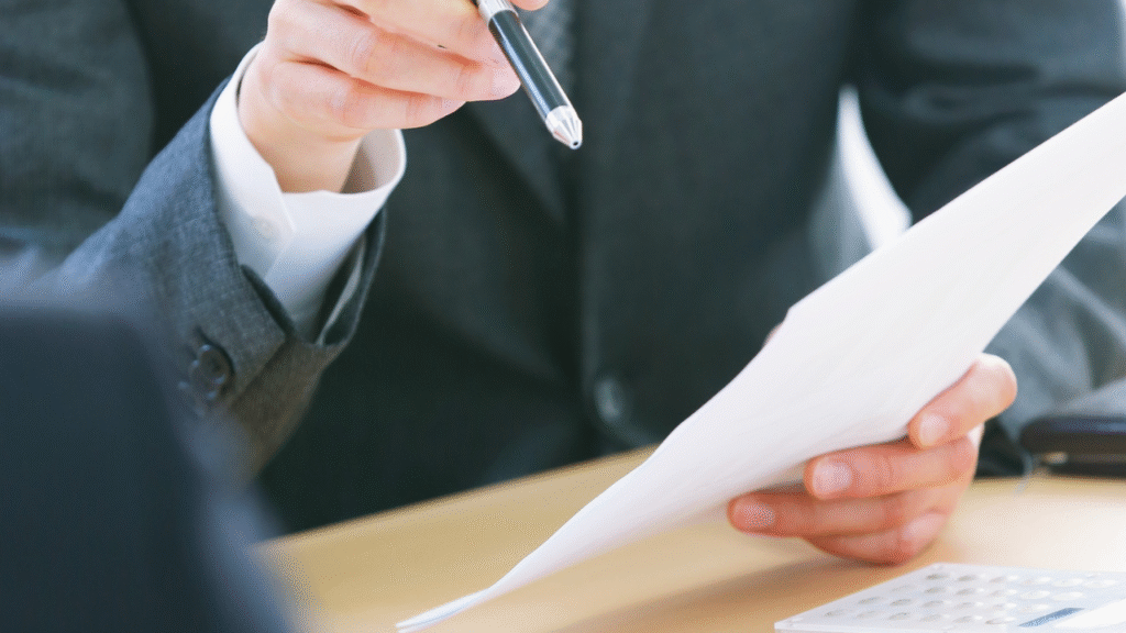 light green and black modern finance blog youtube thumbnails (6)