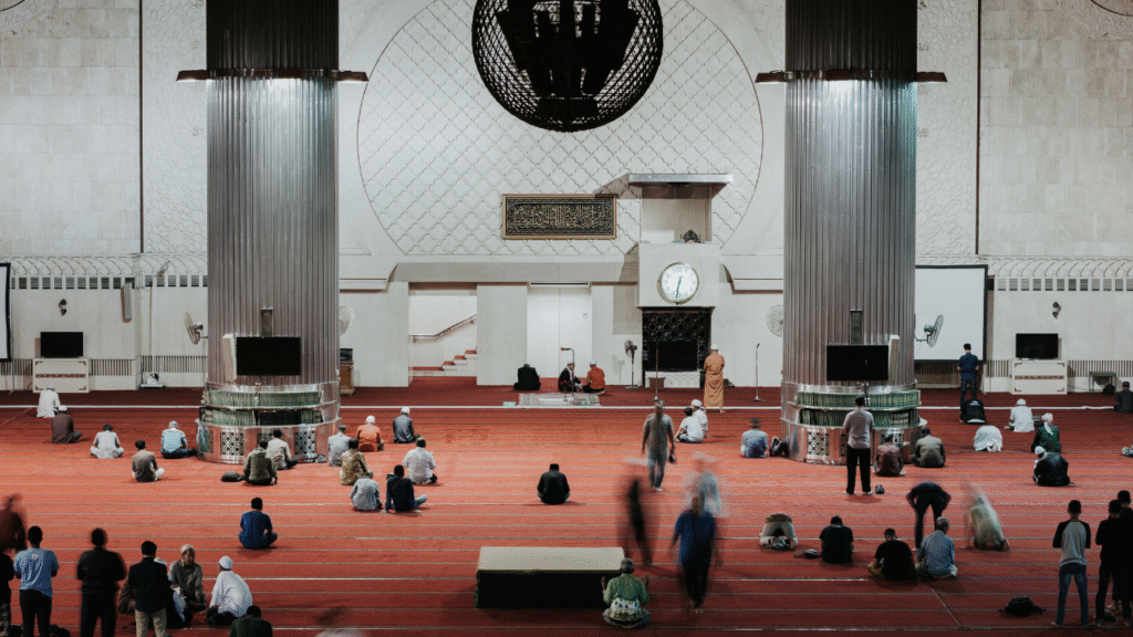 light green and black modern finance blog youtube thumbnails (8)