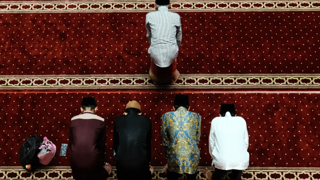 light green and black modern finance blog youtube thumbnails (10)