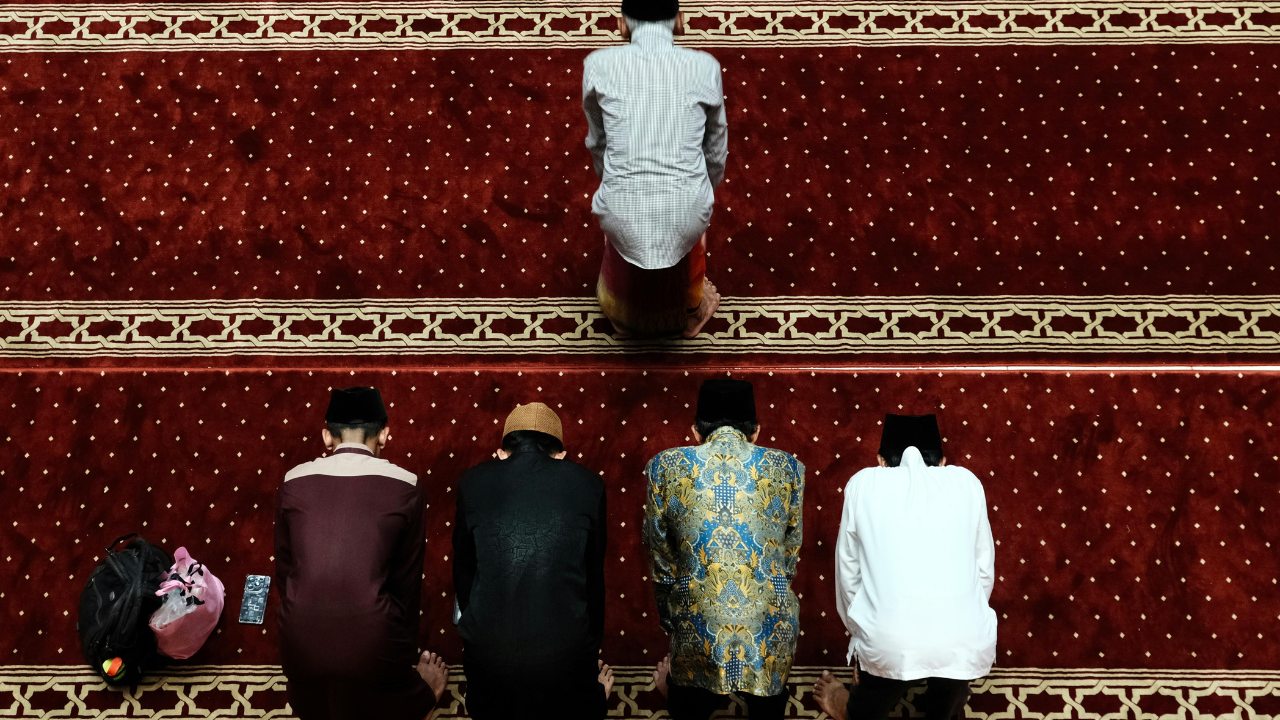 light green and black modern finance blog youtube thumbnails (10)